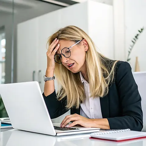 Pessoa avaliando a presença digital de uma empresa